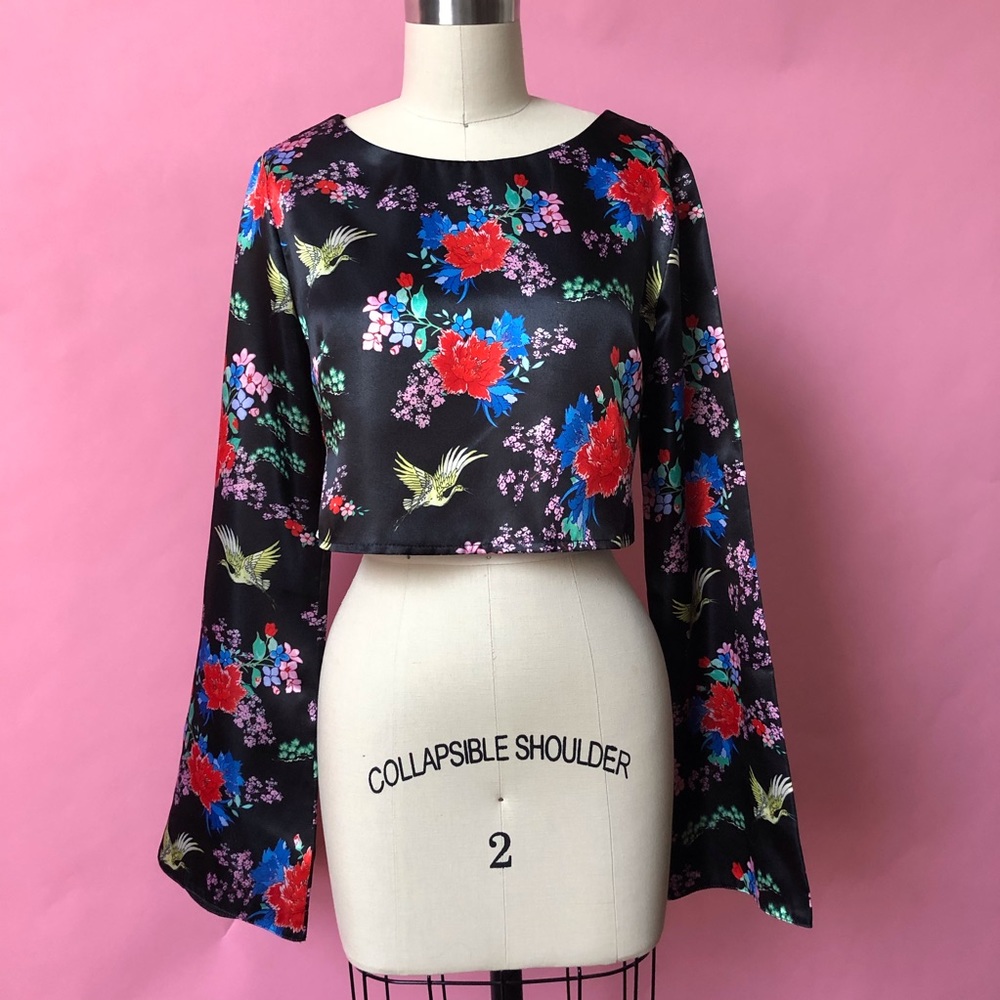 Floral printed crop top w/bell sleeves😍
